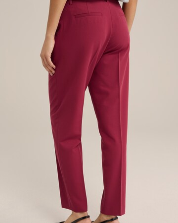 Slimfit Pantaloni con piega frontale di WE Fashion in rosso