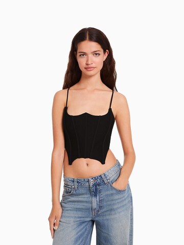 Top de la Bershka pe negru: față