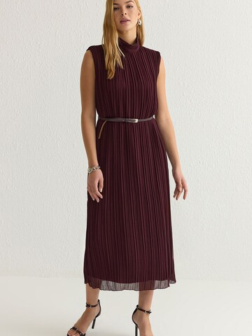 Rochie de cocktail de la Trendyol pe roșu