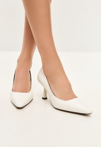 CESARE GASPARI Pumps in White