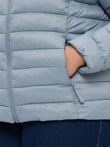 ONLY Carmakoma - Chaqueta de entretiempo 'CARTAHIA' en azul