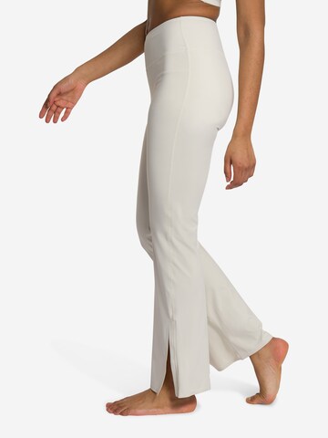 OCEANSAPART - Acampanado Pantalón deportivo 'Venus' en beige
