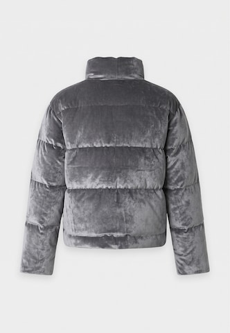 Giacca invernale di EA7 Emporio Armani in grigio