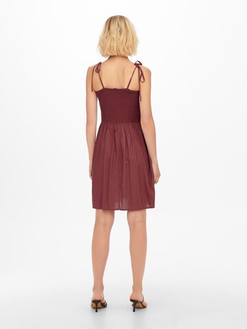 Rochie de vară de la ONLY pe roșu