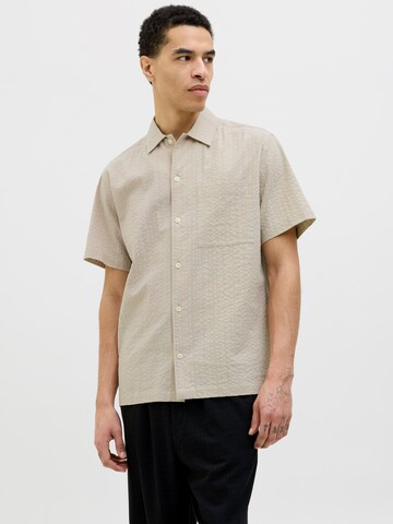 Jack & Jones Premium - Ajuste confortable Camisa 'JPRCCEASTON' en beige: frente