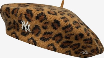 Chapeaux 'FEMALE LEOPARD BERET NEW YORK YANKEES STONE / BLACK' NEW ERA en beige : devant