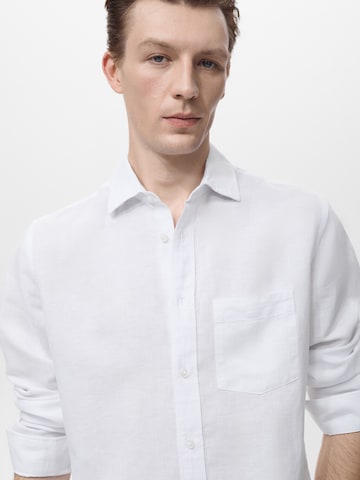 MANGO MAN Regular fit Skjorta 'AVISPA' i vit