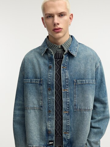 Pull&Bear Regular fit Prehodna jakna | modra barva