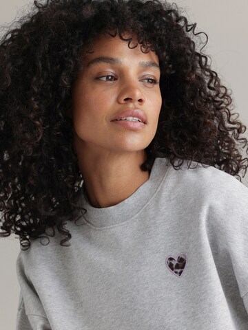 Sweat-shirt 'Leo Heart' Hey Honey en gris