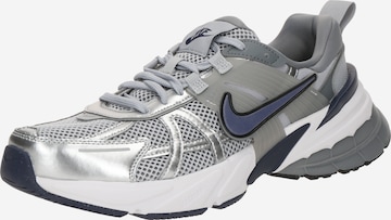 Baskets basses 'V2K RUN' Nike Sportswear en gris : devant