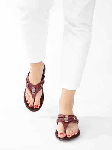 Minnetonka T-bar sandals 'Silverthorne360' in Red