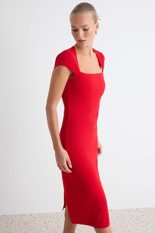 Rochie de la Trendyol pe roșu: față