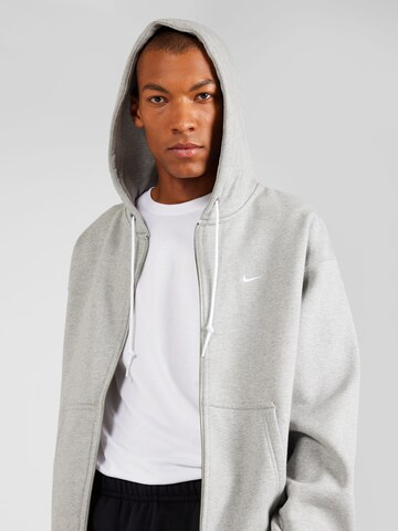 Veste de survêtement 'Solo Swoosh' Nike Sportswear en gris