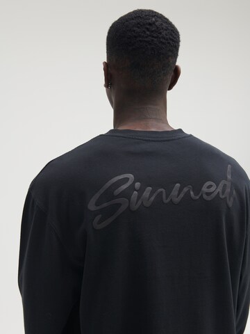 Sinned x ABOUT YOU - Camiseta 'David' en negro