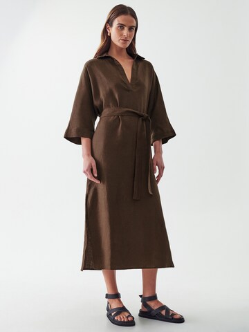 Robe-chemise 'DOM' Calli en marron : devant