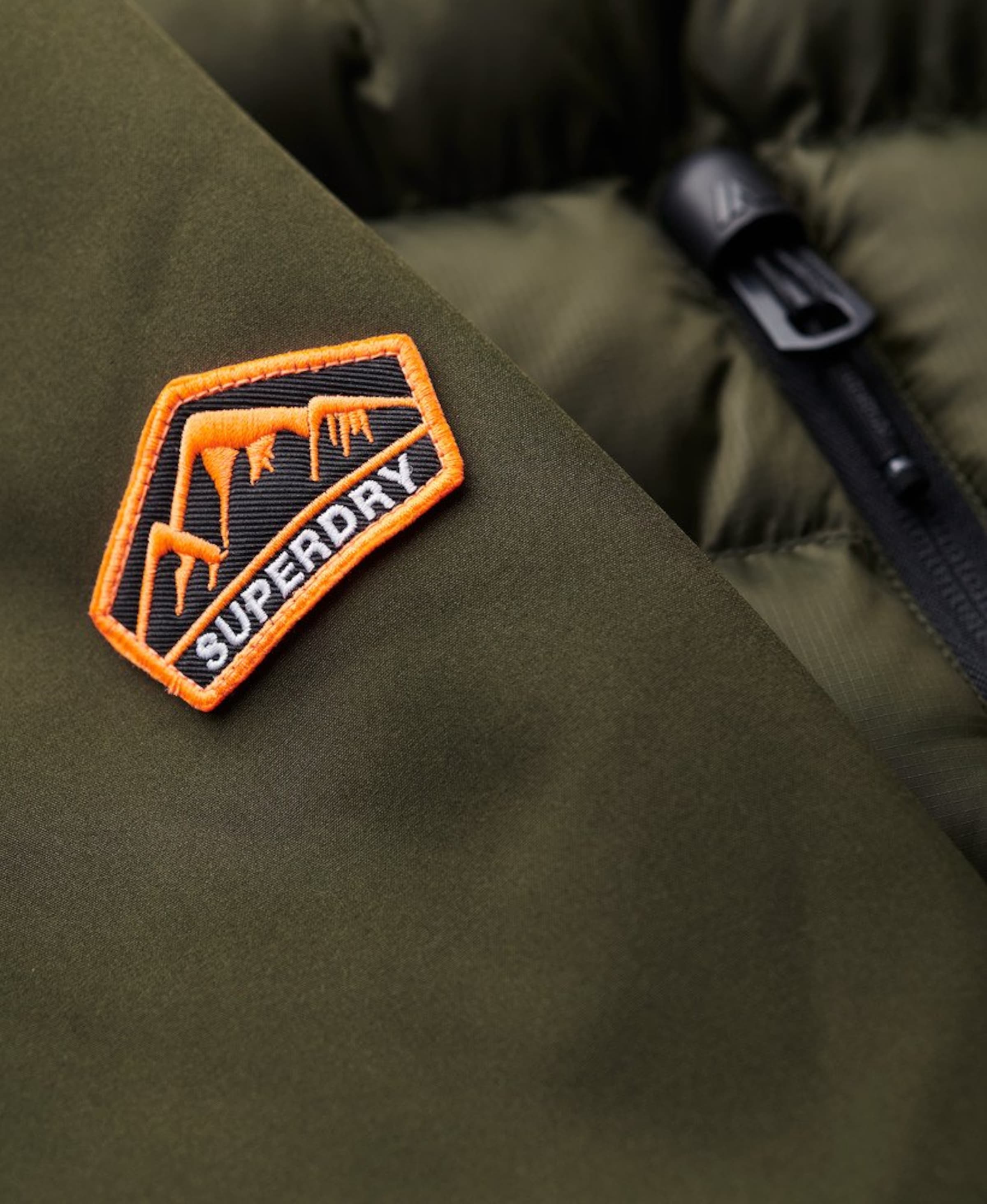 Superdry Демисезонная куртка в Зеленый