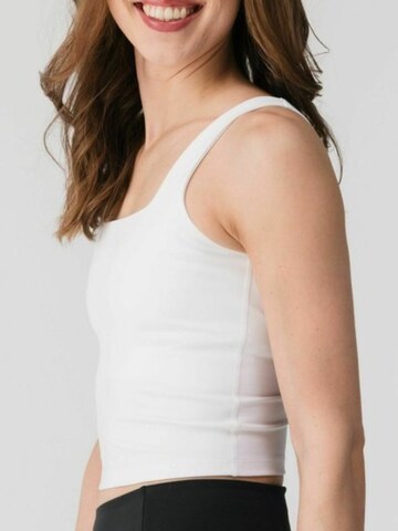 Top ' Tommy ' di Girlfriend Collective in bianco