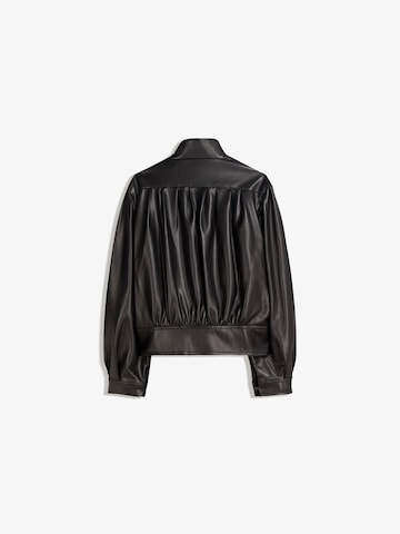 Bershka Přechodná bunda – černá