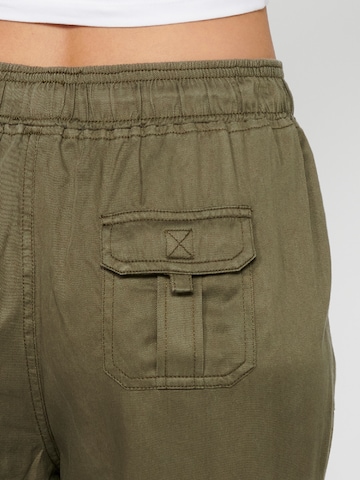 KOROSHI Loose fit Sports trousers in Green