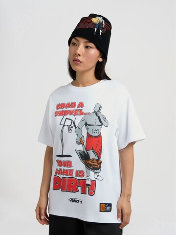 AND1 Тениска 'Grab a Shovel' в бяло: отпред