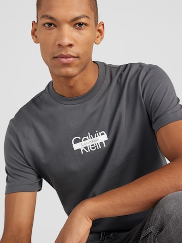 Calvin Klein Футболка в Серый