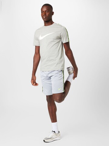 Nike Sportswear Loosefit Shorts 'Repeat' in Grau