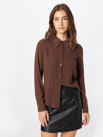 Chemisier Monki en marron : devant