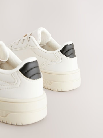 Baskets Next en blanc