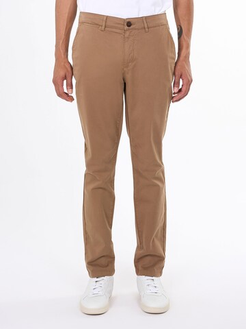 KnowledgeCotton Apparel Regular Chino ' LUCA' in Bruin: voorkant