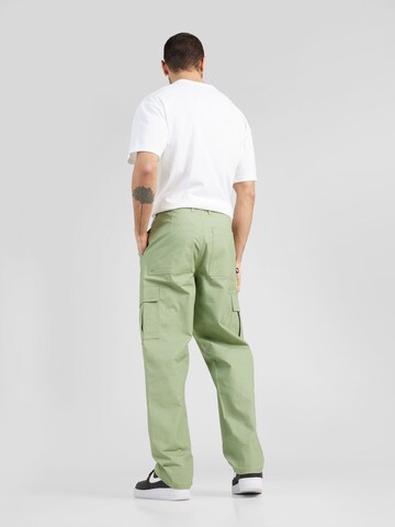 Loosefit Pantaloni cargo 'CLUB' di Nike Sportswear in verde