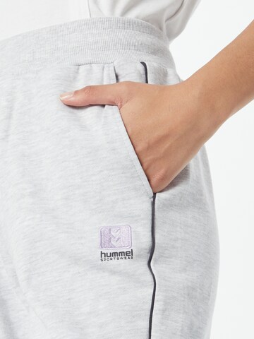 Hummel Tapered Sporthose in Grau