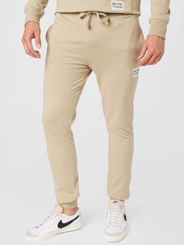 BRAVE SOUL Tapered Broek in Beige: voorkant