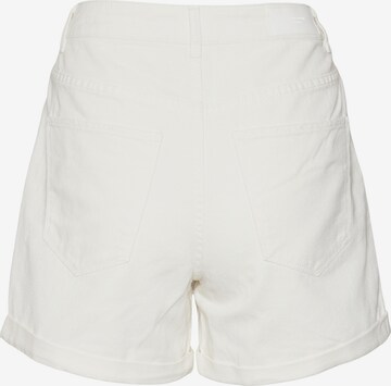 VERO MODA Regular Shorts 'Nineteen' in Weiß