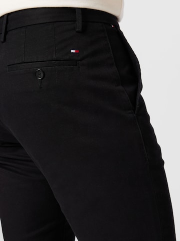 TOMMY HILFIGER - Slimfit Calças chino 'Denton' em preto