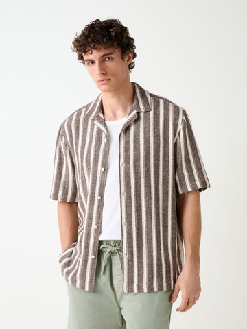 Fit confort Chemise Next en marron : devant