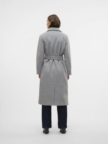 VERO MODA Vinterfrakke 'NORR' i grå