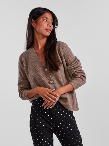 Cardigan 'Jennifer' PIECES en marron : devant