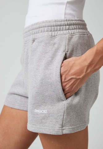 SNOCKS Regular Trousers in Grey