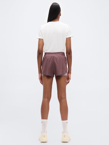 Loosefit Pantalon de sport 'SWIFT' NIKE en rouge