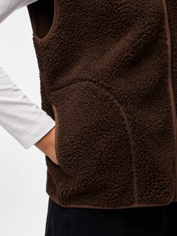 Gilet 'PCSADIA' PIECES en marron