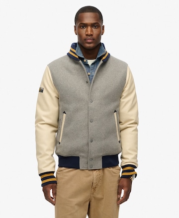 Veste mi-saison 'Varsity' Superdry en gris : devant
