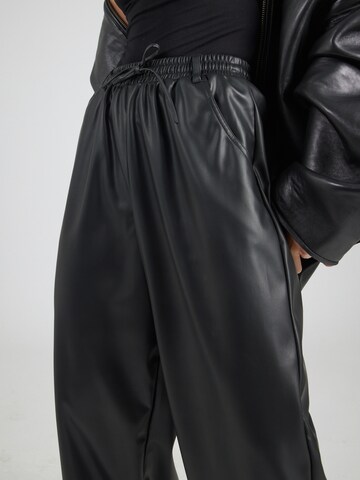 Loosefit Pantaloni di TOPSHOP in nero