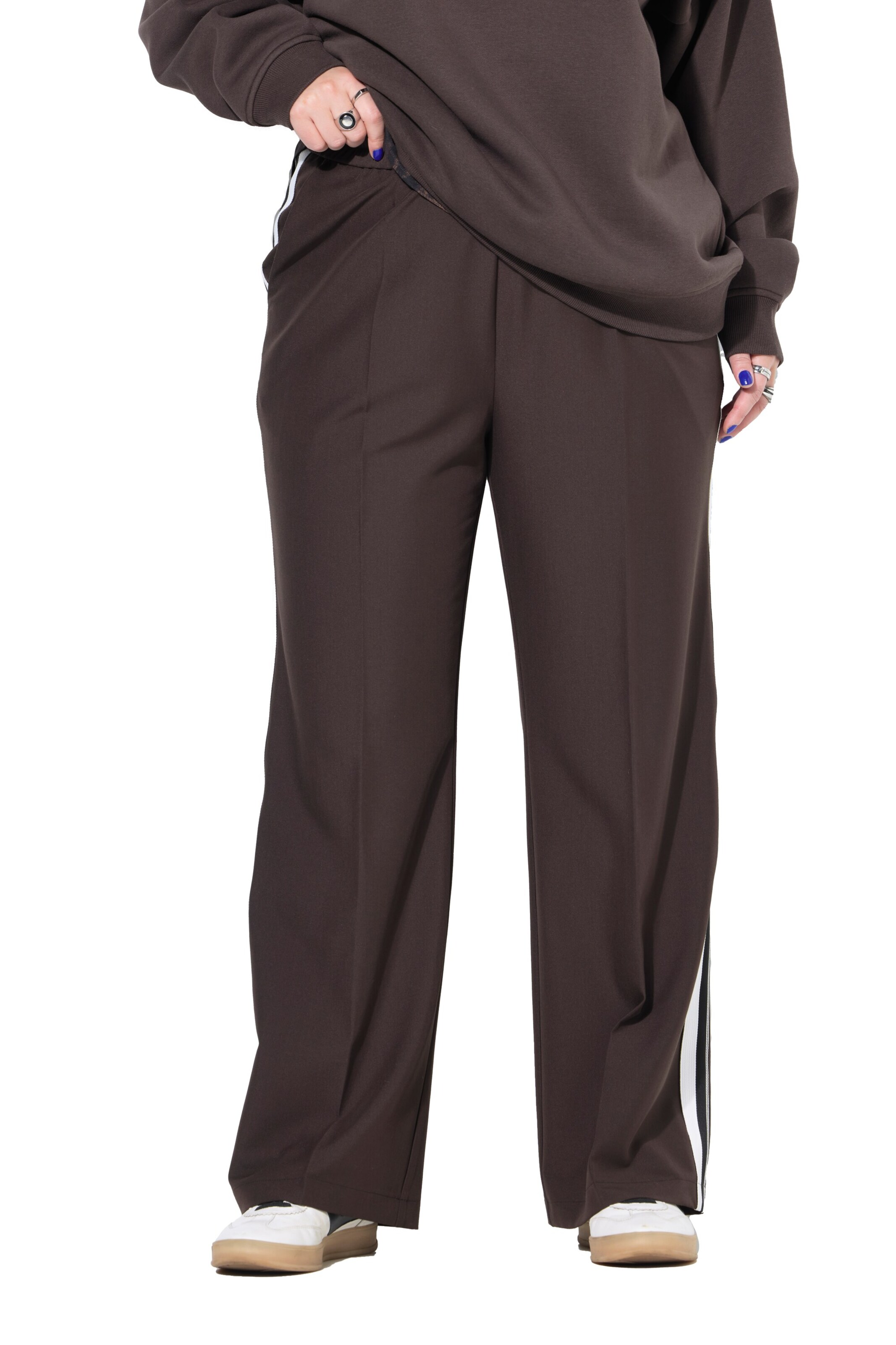 Studio Untold Wide leg Trousers with creases in Brown: front