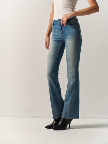 KOROSHI - Bootcut Vaquero en azul