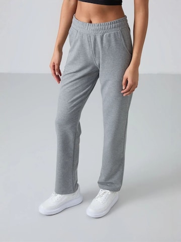 Tommy Life Trousers in Grey: front