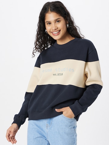 Esmé Studios Sweatshirt 'Madeline' in Blauw: voorkant