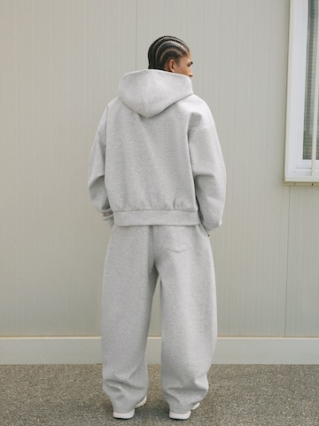 Bershka Loose fit Pleat-Front Pants in Grey