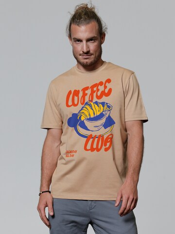 T-Shirt 'Coffee Club' Watapparel en beige : devant