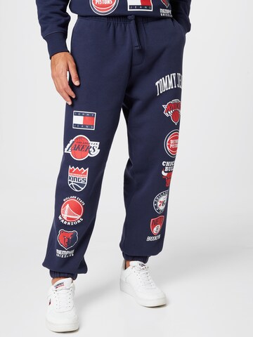 Tommy Jeans Tapered Bukser 'NBA-M17' i blå: forside