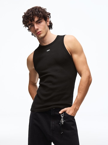 Tricou de la Bershka pe negru: față